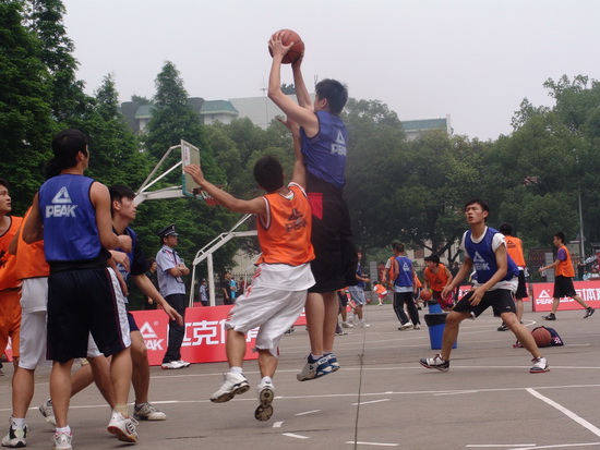 它是